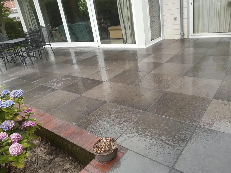 Keramisch terras met gemetselde plantenborder Eelderwolde