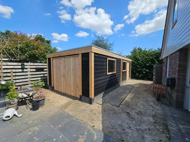 Modern zwart houten tuinhuis met openslaande deuren Eelde
