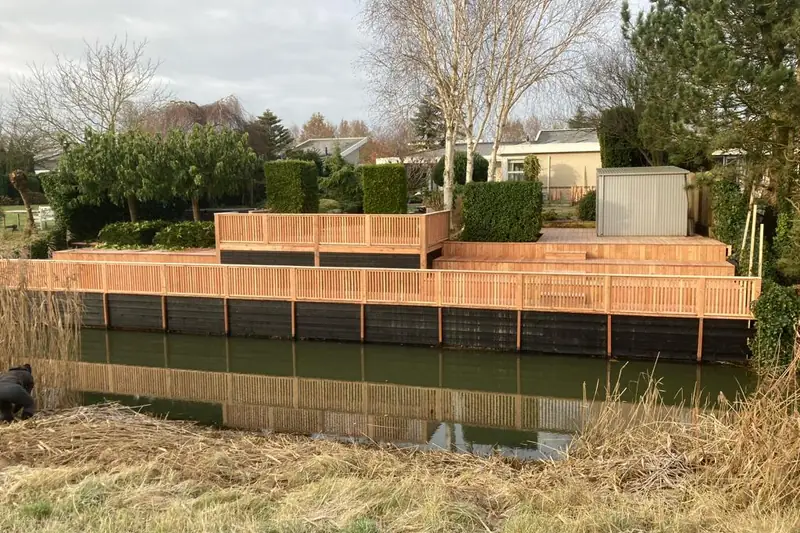 Hardhouten vlonder en oeverbeschoeiing aan watergang